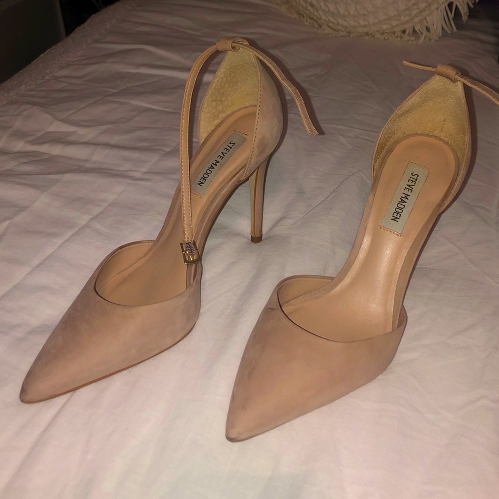 STEVE MADDEN blush/ tan pumps with ankle strap. Beautiful and classy! Size 8